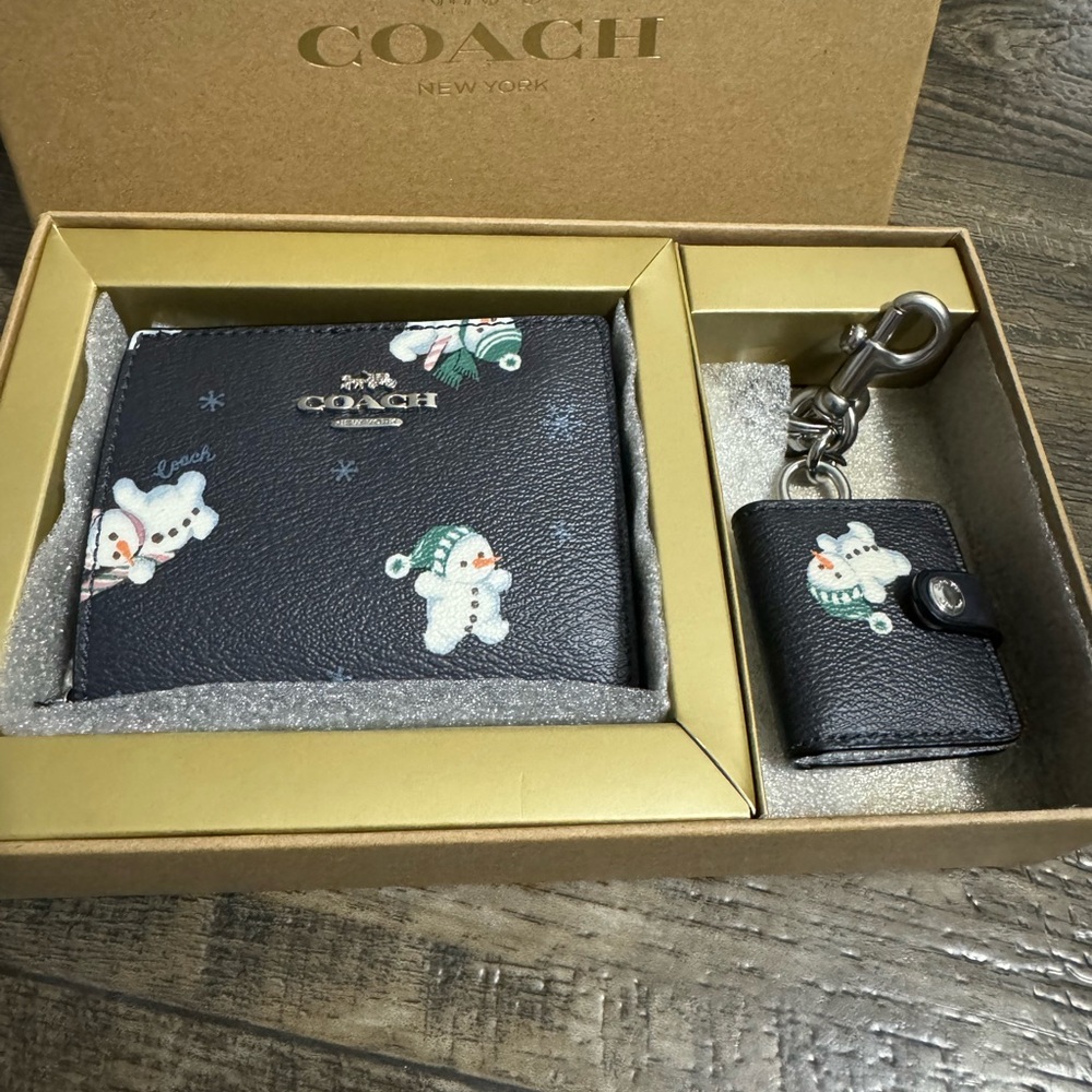 Coach set. Wallet and key chain.